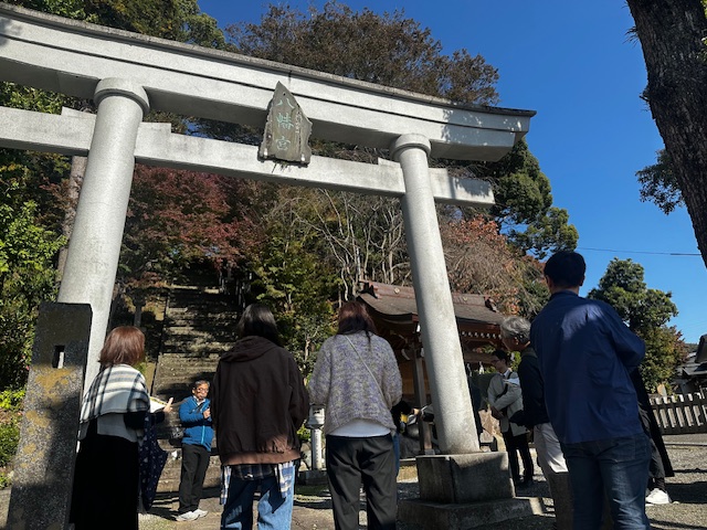 五所八幡宮で五所宮のむかしについて話を聞いている参加者