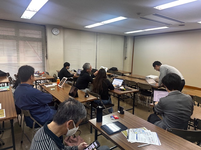 改善センターでウィキペディアに写真をアップロードする参加者